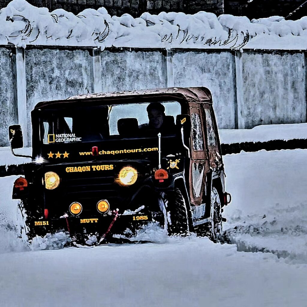 Chaqon Tours jeep in deep snow