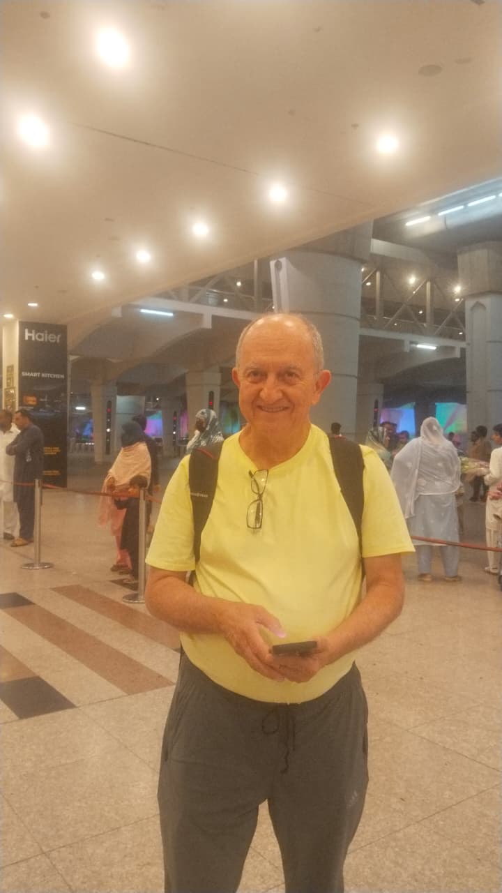 Jorge Iván Yapes Ocampo, viajero colombiano, sonriendo en el aeropuerto de Pakistán